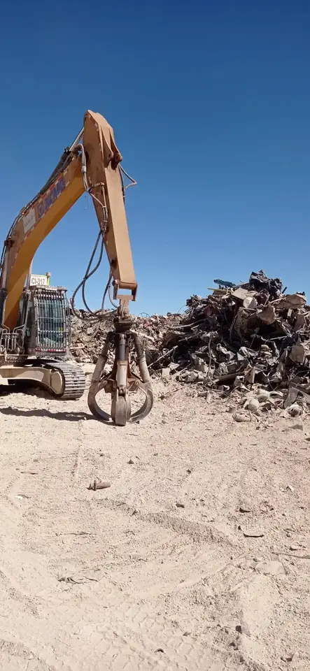 Pinza separando desechos industriales